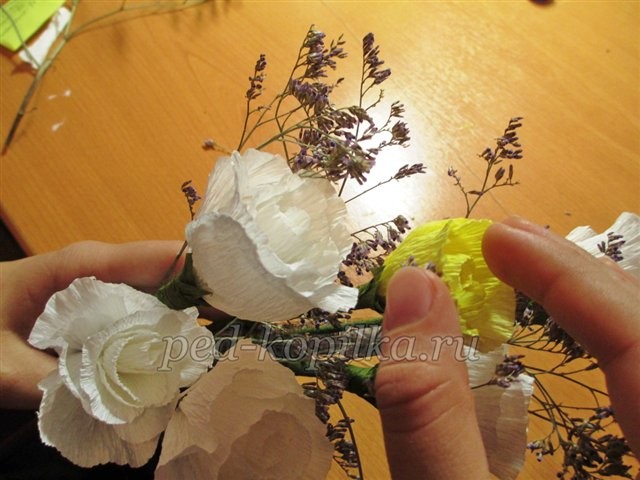 Цветы из гофрированной бумаги детскими руками