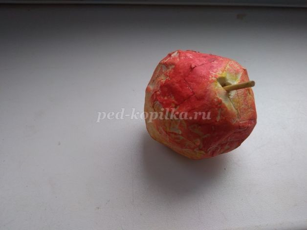 Яблоко в технике папье-маше